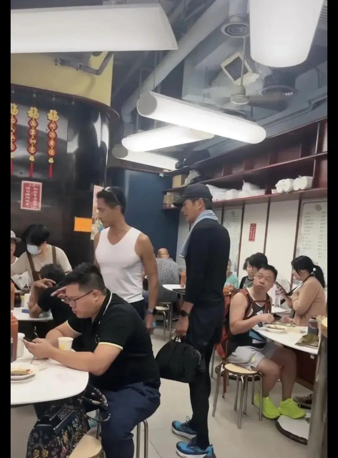 周润发在香港几乎完全被无视，其在港深水埗跑完步后进入一家小店吃饭。店内根本没人鸟