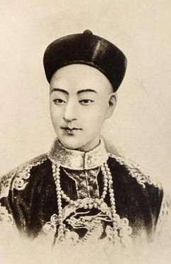 光绪十二年，年近50的慈禧正在试穿新衣服，忽然听见有人说道：“一个老寡妇，怎么