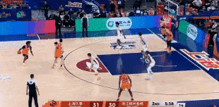 上海久事当家中锋王哲林真是太倒霉了，他在今天和浙江稠州金租的比赛中惨遭队友张镇麟