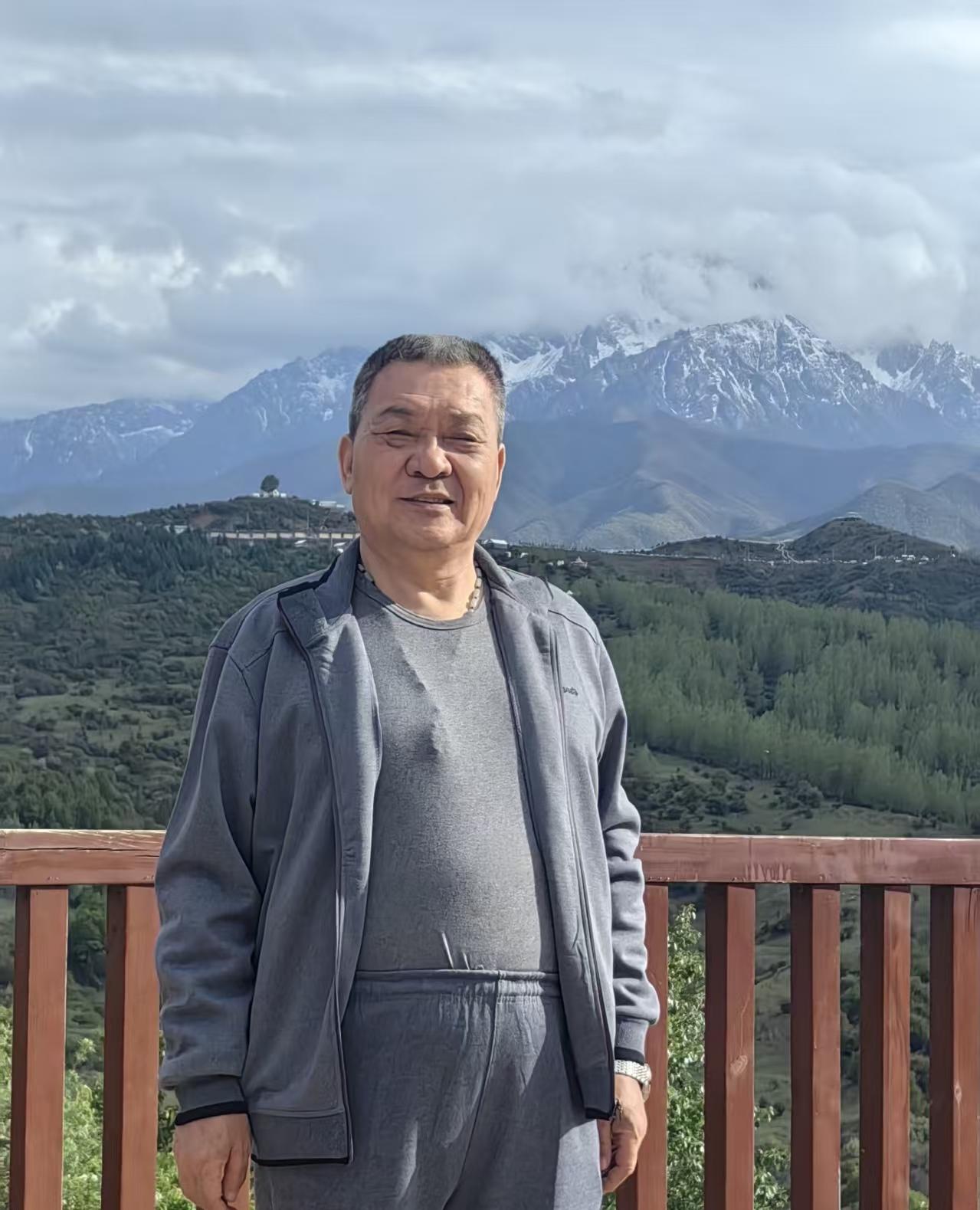 心梗急救别瞎忙，这5步才是救命关键突发持续胸痛、冒冷汗，先别乱喂药乱摇晃，按顺