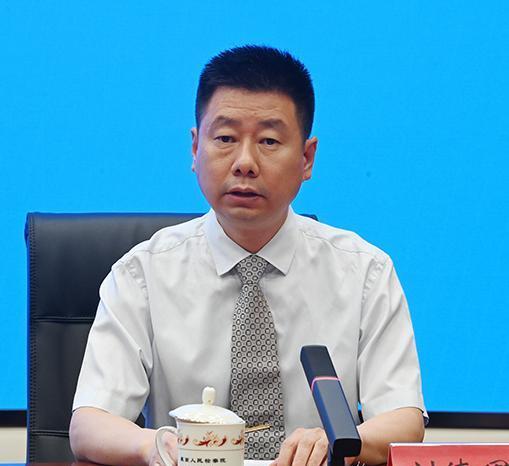 中国海警公布今天上午中菲公务船在铁线礁水域发生冲突据中国海警发言人刘德军称，