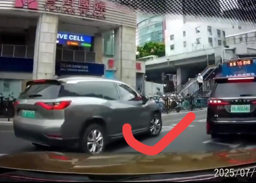 双方斗气，黄车车翻了，赢了原则却输了面子！7月11日下午，广州人民南路与沿江