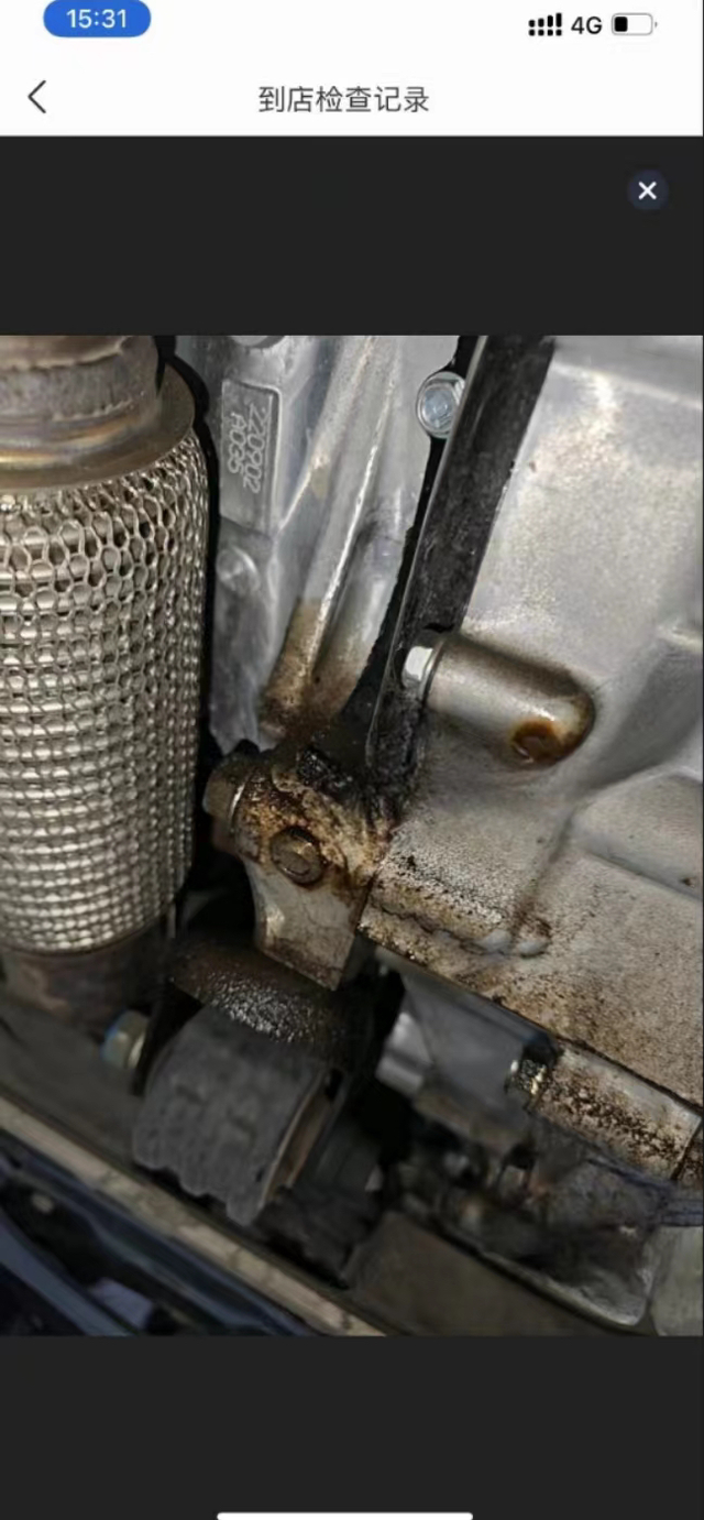 十一代思域发动机与波箱连接处发动机与波箱连接处，你们漏油嘛，去保养的时候，别人