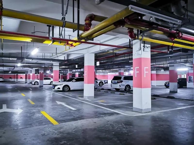 由于家里还没买车，地下室的车位就一直空着。偶尔下去一趟，却好几次瞧见有邻居的车停