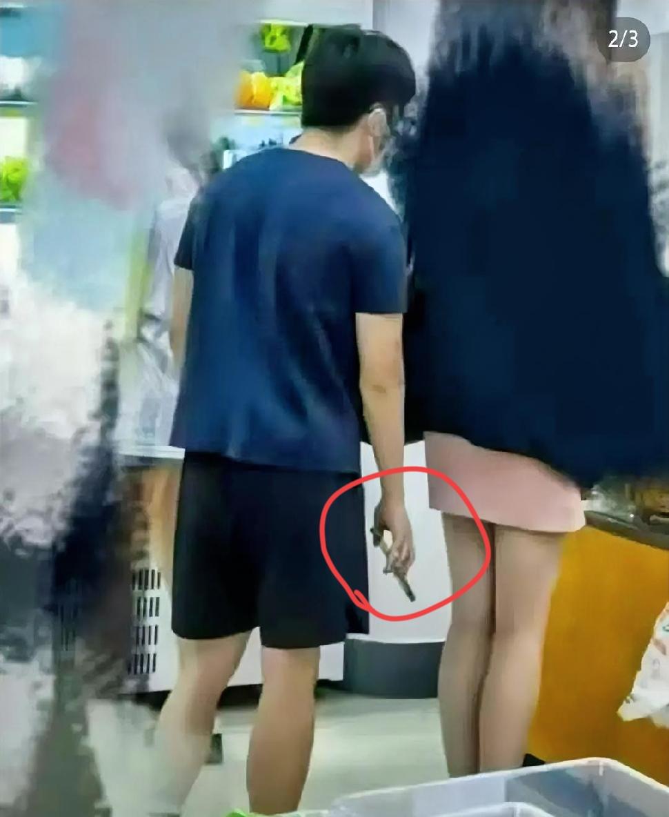 研究生男子偷拍女生裙底，事后哭着求删帖：担心自己刚考上的公务员没了！5月11