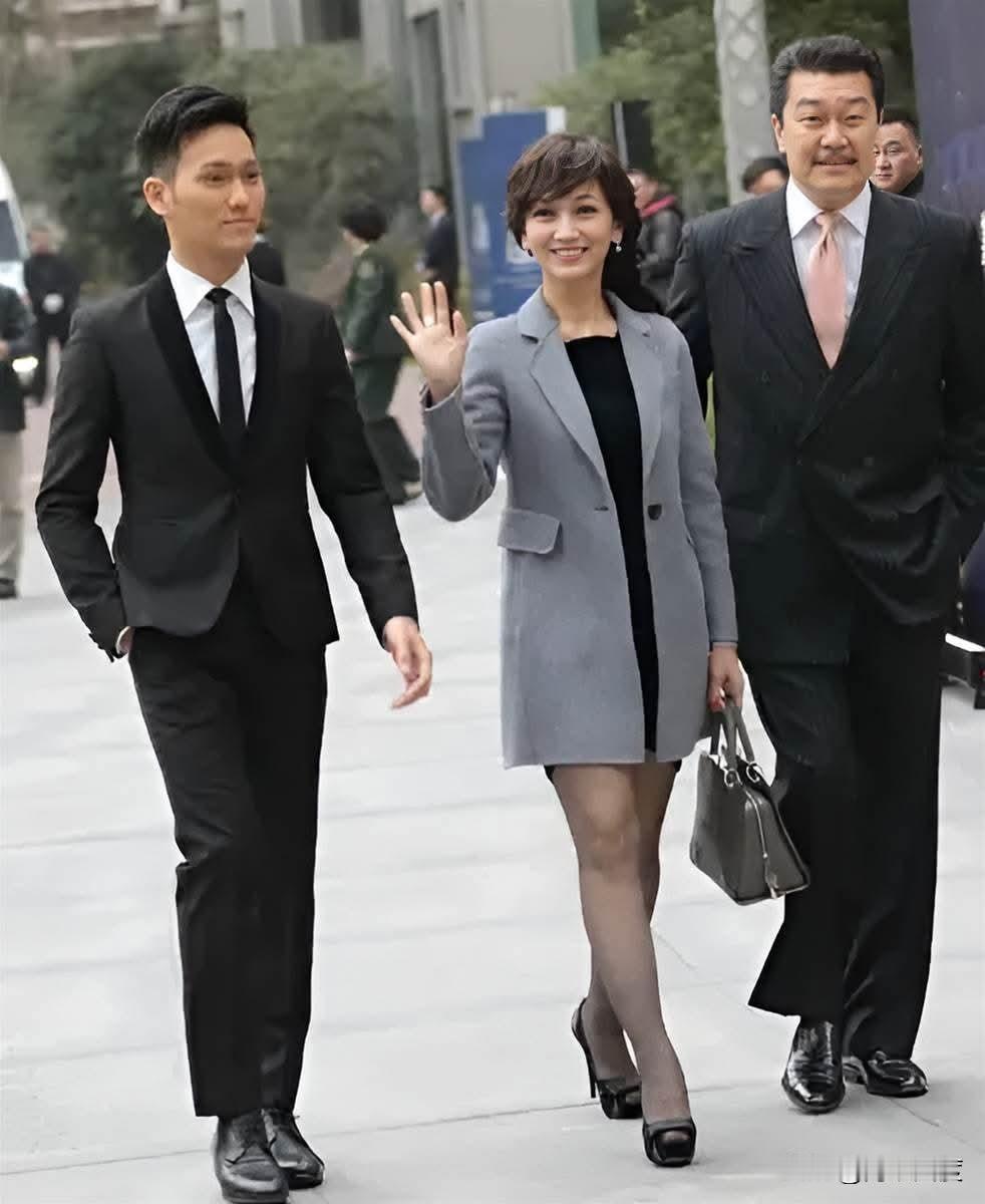 71岁的赵雅芝今晒照，冻龄身姿和姣好面容宛若少女！你能看得这是71岁的年龄吗？一