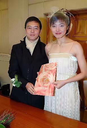 当年张延结婚那身婚纱头纱看着太潦草，透着不用心。年轻时那么漂亮，婚后却满脸疲惫。