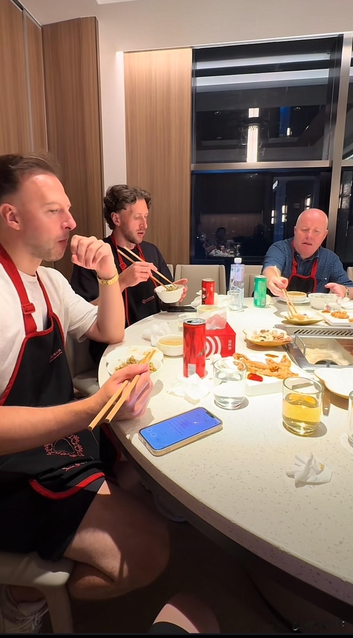 我很好奇。中餐厅里，斯诺克高手聚餐。突然就发现一个怪象。那就是：