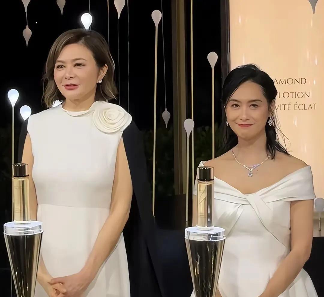 朱茵和关之琳两位演员，朱茵虽然个子矮点，但是气质杠杠滴！有一种小鸟依人的感觉，关