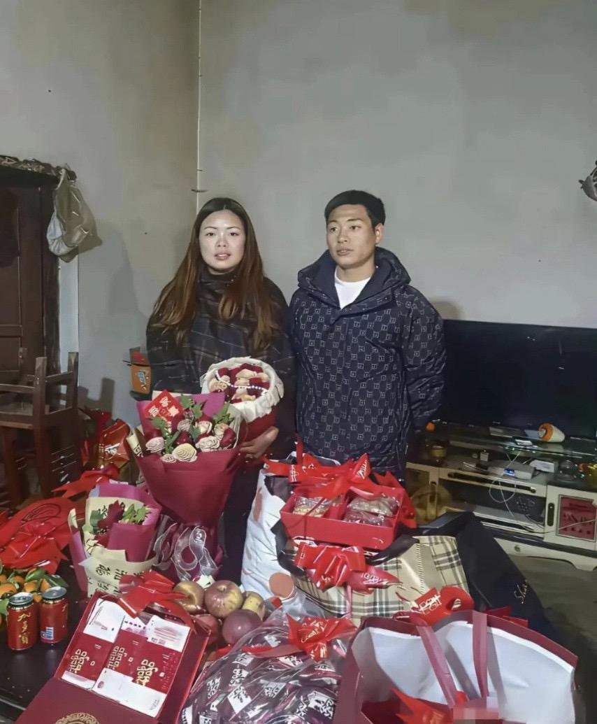 这个100%是嫁给了爱情。