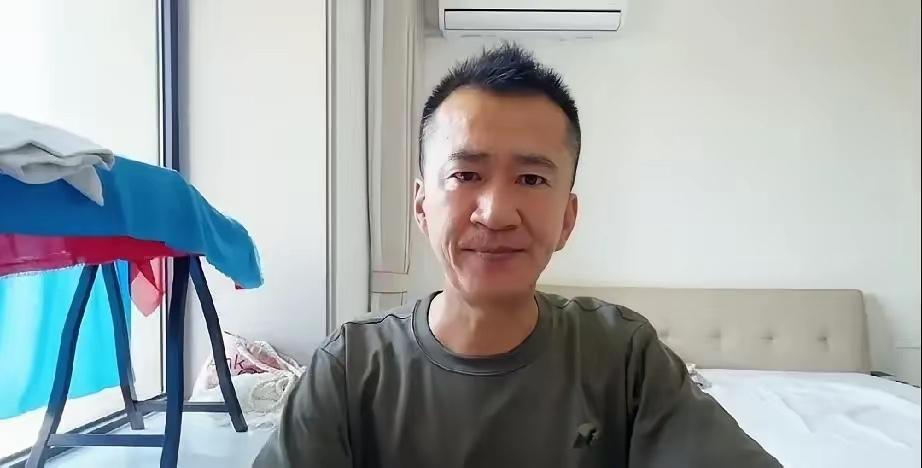 李嘉明原来山西运城人，小伙平时看上去挺实在，粉丝都几百万了，按说这些年凭借影响力