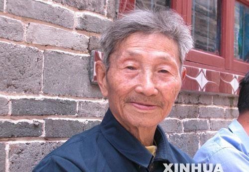 1979年，一位白发苍苍的老者为了证明自己红军身份，来到北京找当年的政治部主任，