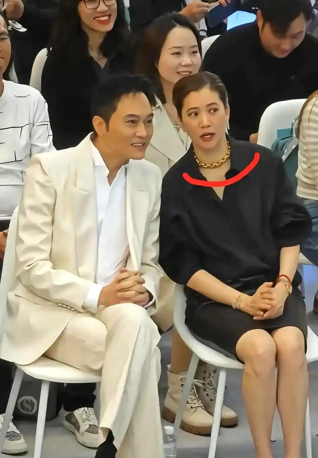 袁咏仪在珠宝活动上把一条比我大拇指还粗的金链子往脖子上一挂，网友特意翻出