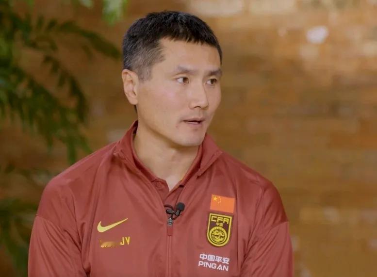 国足主帅邵佳一在采访中透露了他对年轻球员留洋时间节点的看法。他在接受记者采访时