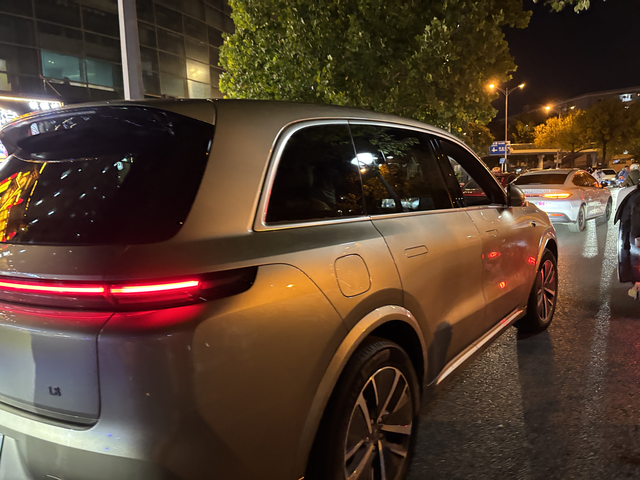 理想l8两天租车体验分享一下感受：1.车子比较大开出去顾虑不好开，但因为车身