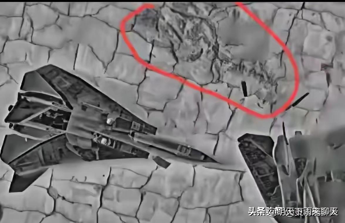 伊朗也真是，自己没啥飞机来炸了，画也要画些飞机在地上等别人炸，太不实诚了。瞄