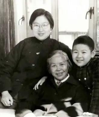 1976年，毛主席病逝后，北京一中学生哭着跑到班主任办公室：“老师，我外公去世了