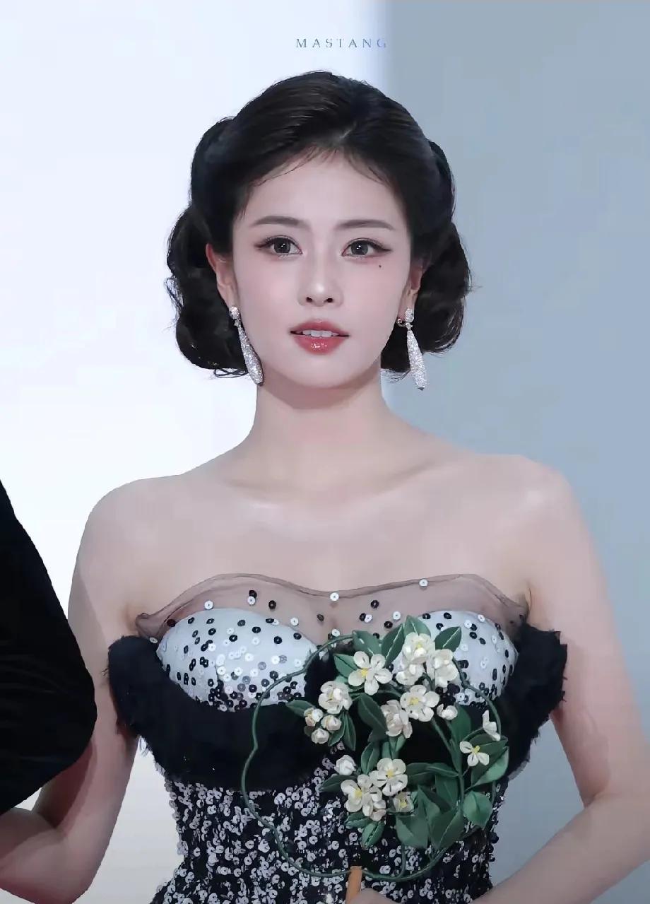 惊爆！赵露思恋情有苗头？1月10日，知名造型师闵塔鲨晒出与她的亲密合影，两人头挨