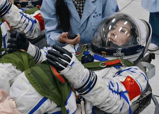 航天员告别空间站，多久能回到地面？第一步，关舱门。把连接通道密封好，确保不