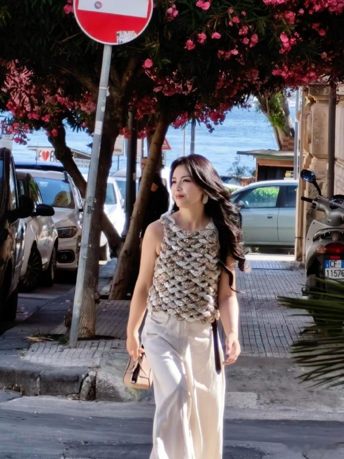 刘涛这张东方脸美出国了刘涛美得我忘记呼吸了松弛自在的刘涛，带着专属东方骨相，每一