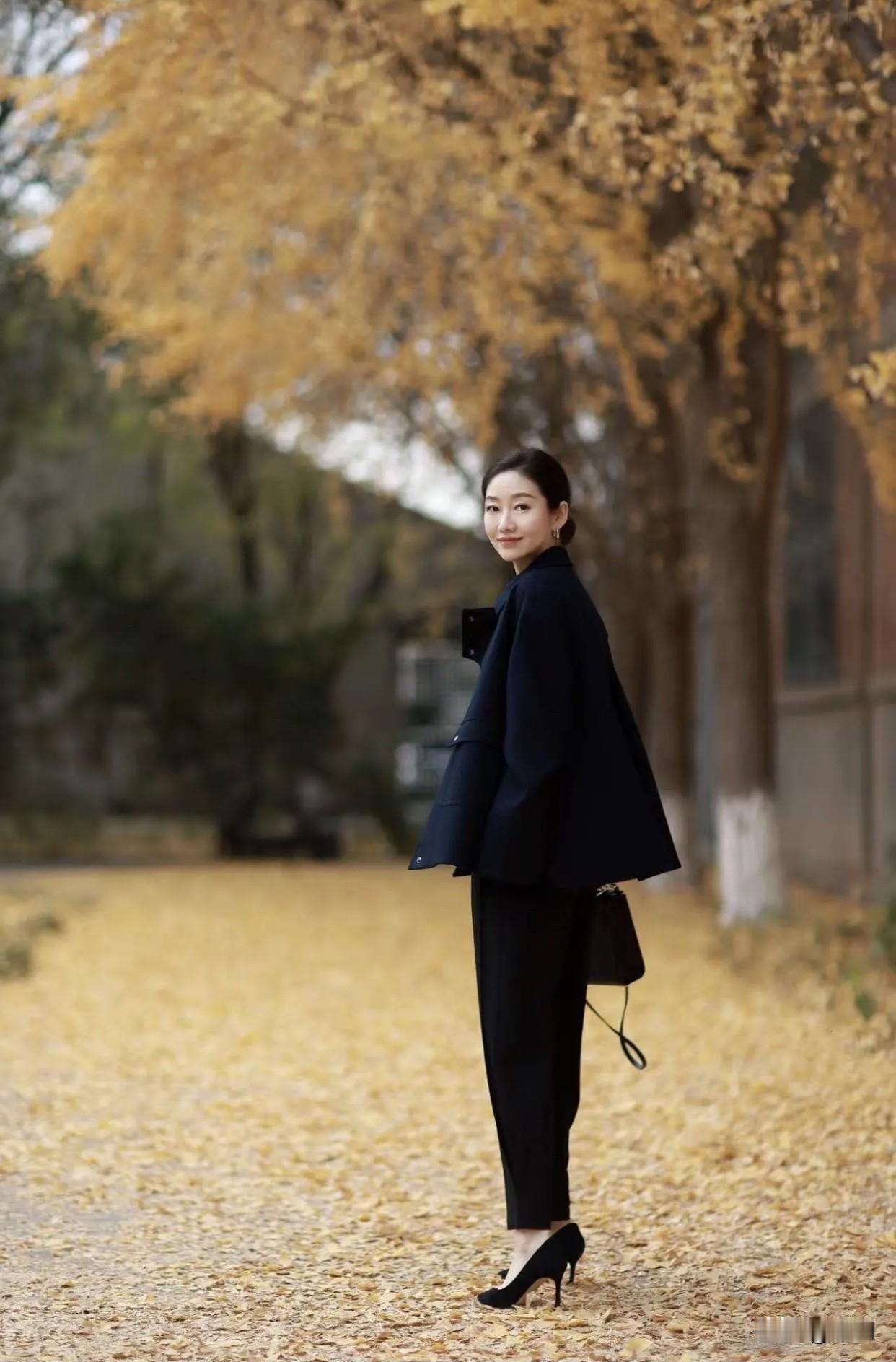 女人怎么样穿职业装才最耐看优雅职场风，深蓝外套搭配黑色裤子，自信满满！💼👠
