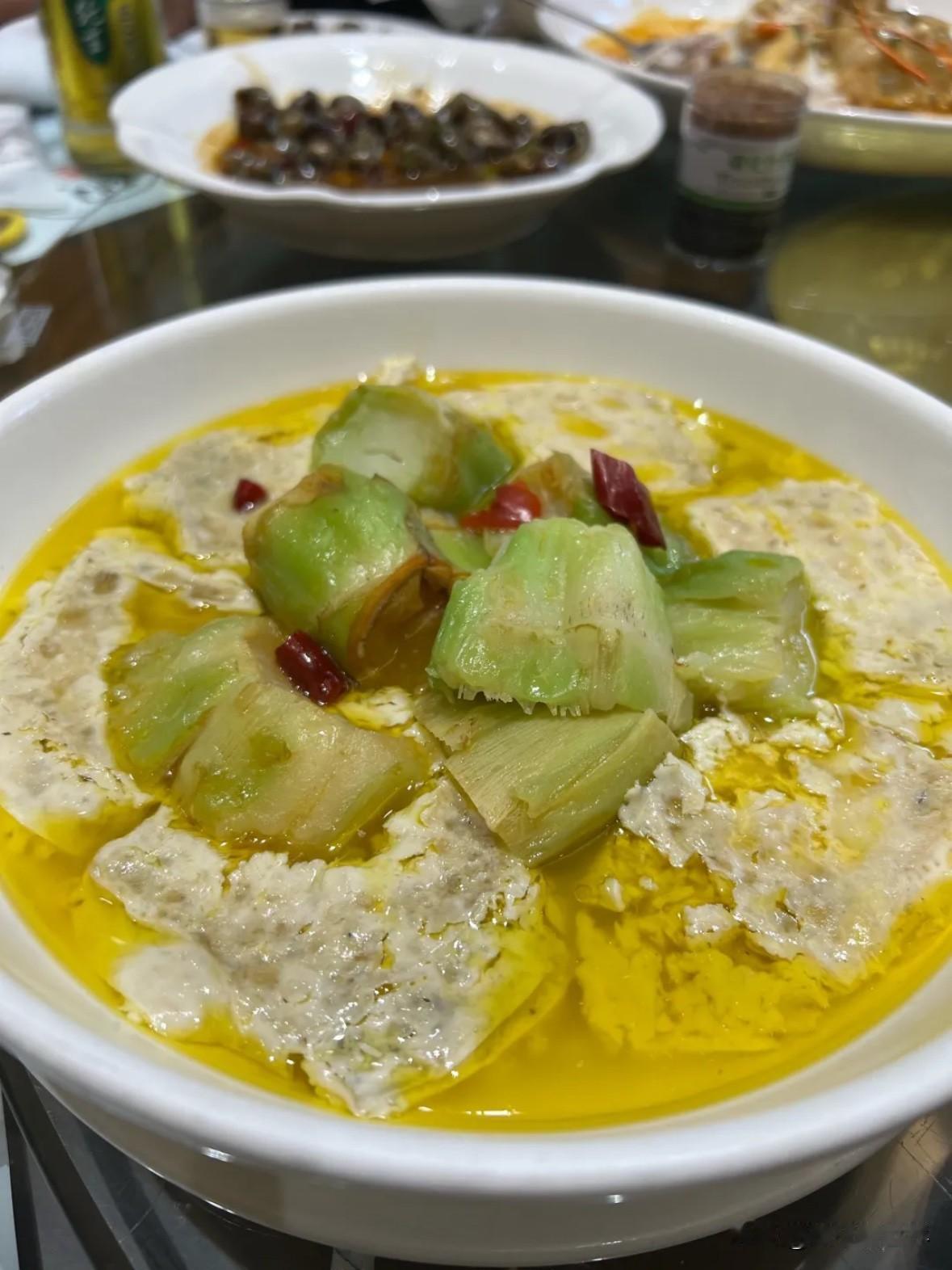 南丰饭店藏在小区楼下，看似普通土菜馆，却把家常菜烧出了米其林水准，一道蒸苋菜都鲜