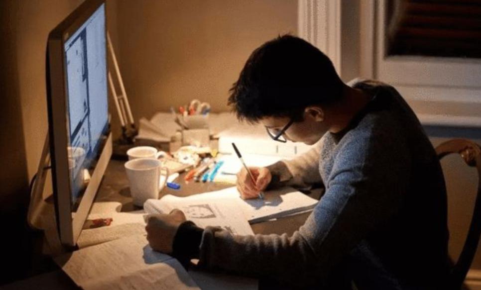 大学男女比例开始失衡了，男生越来越少，女生越来越多。据教育部2022年数据，