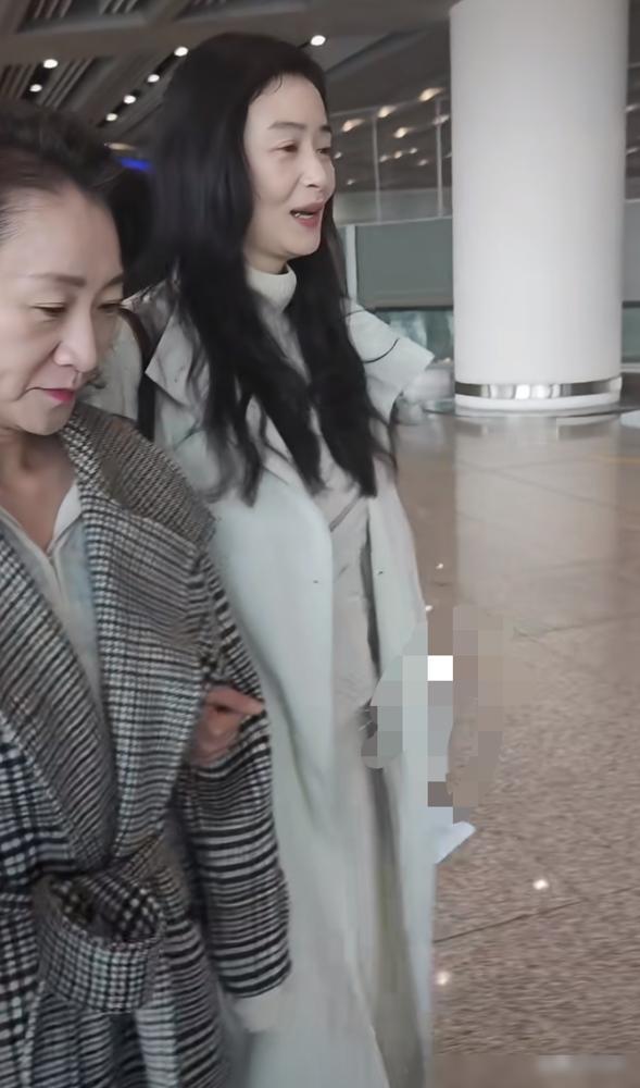 你敢信？蒋欣一年暴瘦40斤，颧骨凸到戳镜头，片场饿晕直接被架走！前几天跟剧