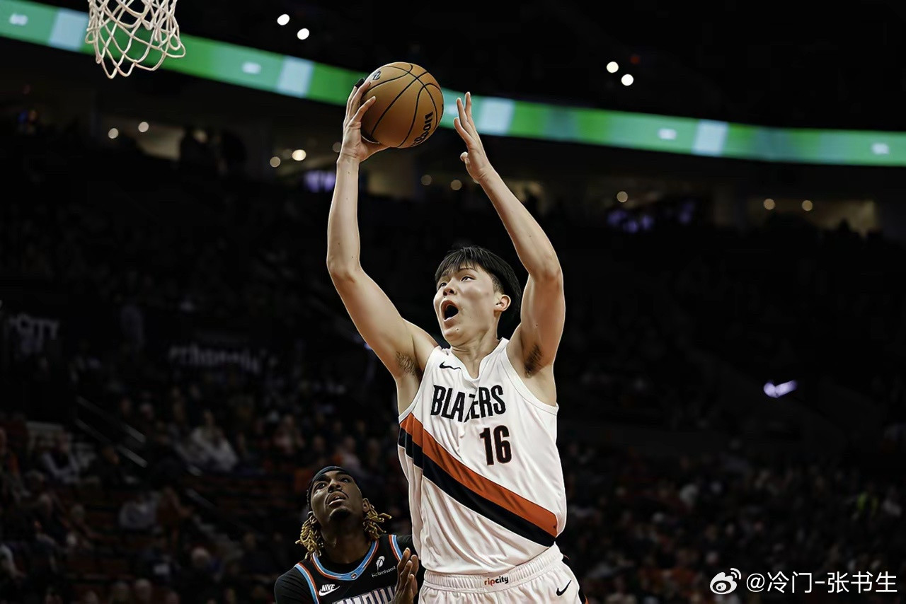 本赛季就这样了！杨瀚森又被开拓者下放到发展联盟。尽管他上场比赛表现出色，但开拓者