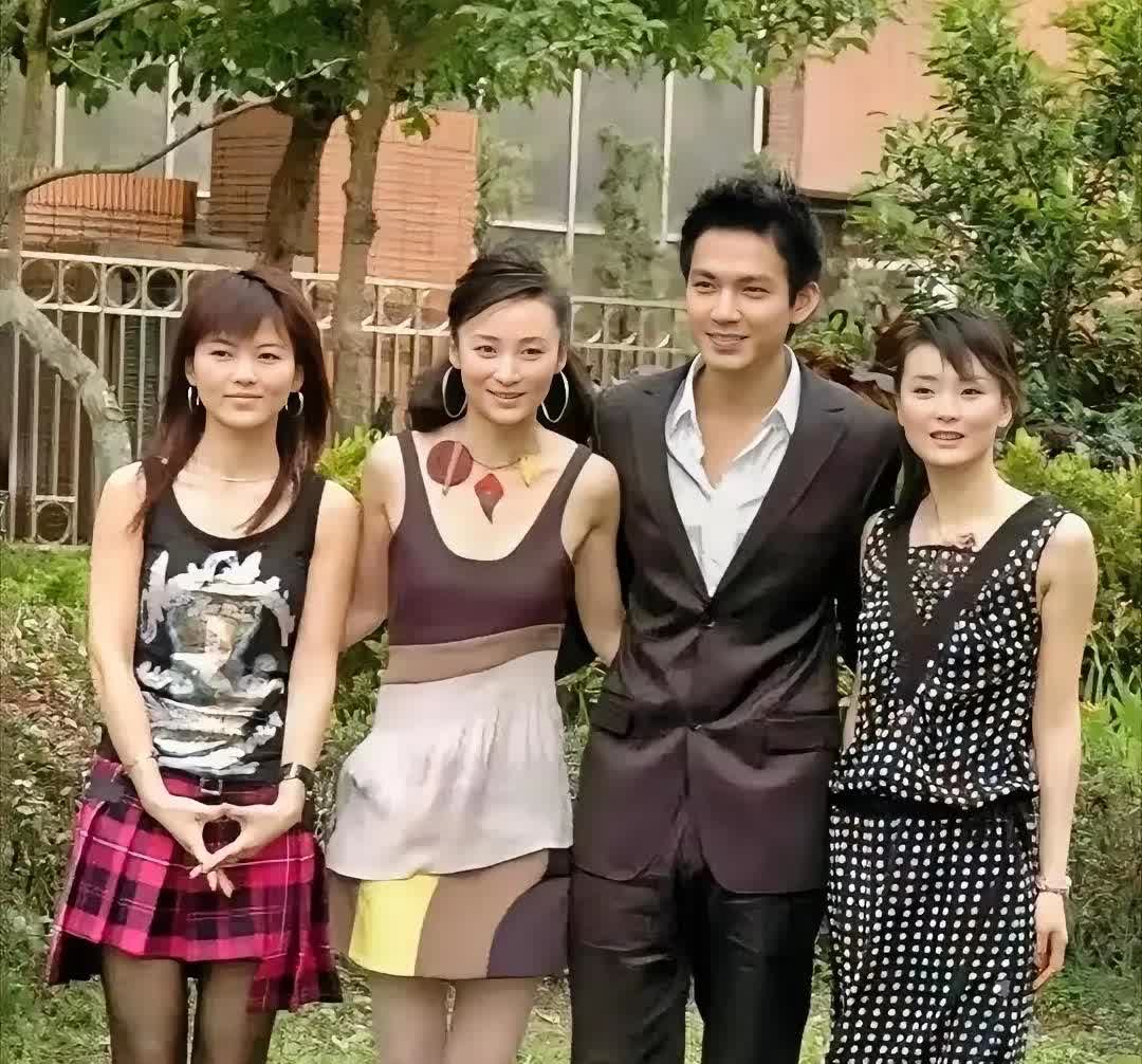 年轻真好啊！无意中看到李湘、蒋勤勤、钟汉良和王艳年轻时的合影，眼睛就离不开了