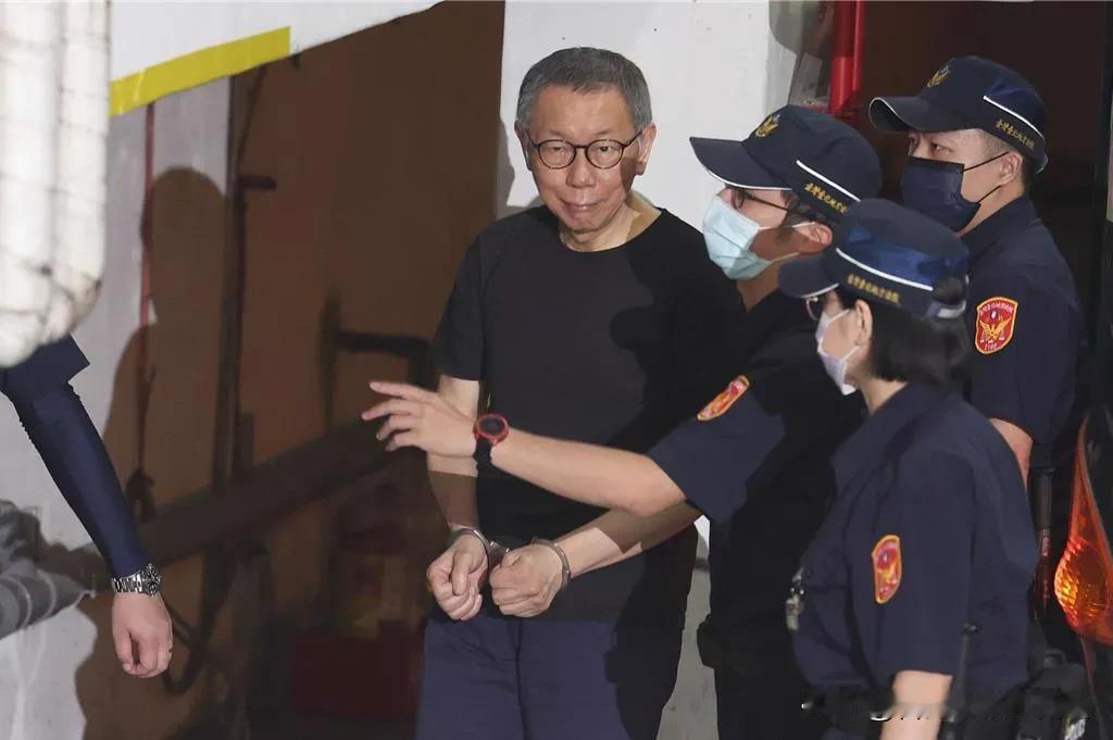 柯文哲法庭怒丢水杯喊话赖清德！台湾大叔怒怼：这是政治博弈还是司法闹剧？20