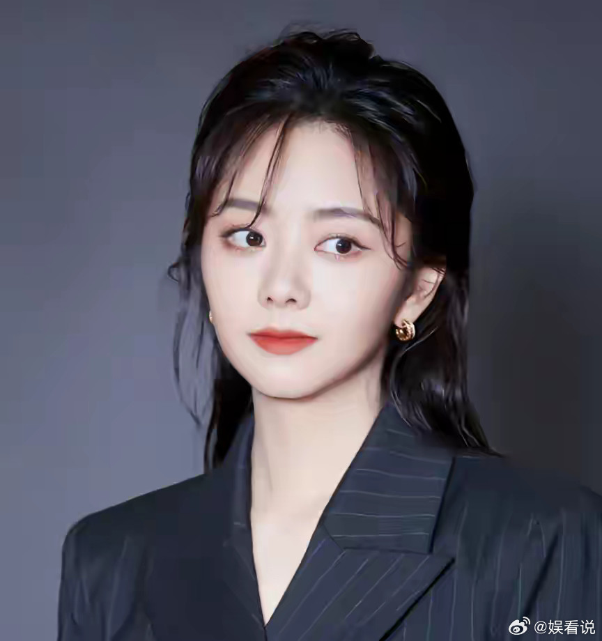 谭松韵的脸，差点毁了这部9分剧。不是她演得不好。是当她站在王劲松和刘威中间，你才