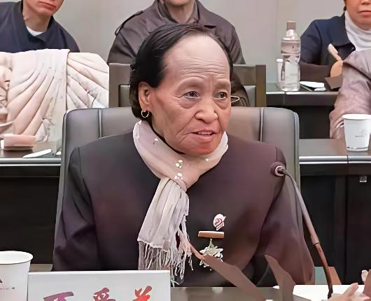 1944年，日军将光着身子的慰安妇万爱花扔到河边，一条饿犬张开血盆大口扑向她，万