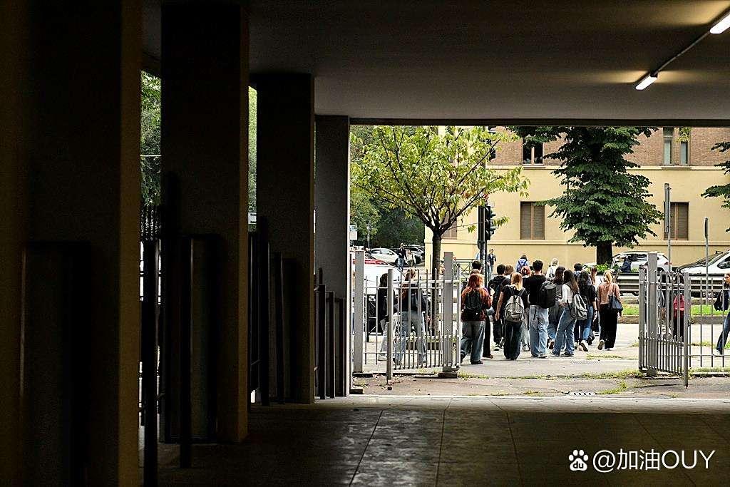 意大利97天暑假结束仍热得上不了学！日前，意大利的学生结束为期长达三个多月的暑