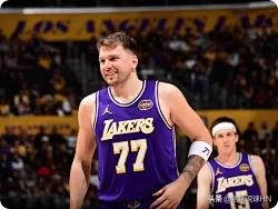 詹姆斯复出后，湖人三巨头四场比赛数据和角色定位:1、詹姆斯:11+3+12、