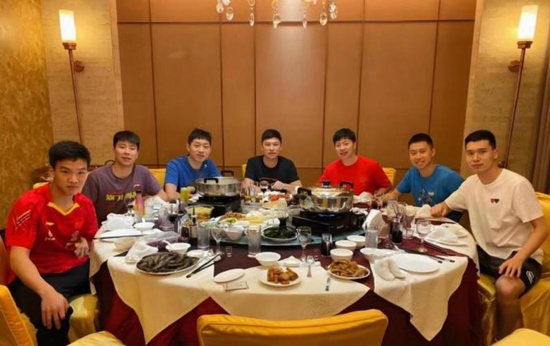 国乒7位帅哥聚餐照：我认出了坐在C位、球员时期被誉为''杀神''的陈玘，笑容
