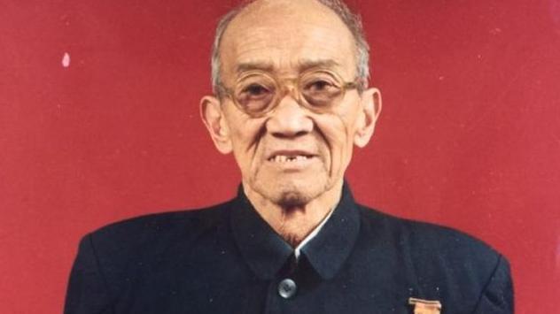 1953年俘虏交换时，志愿军60军180师政委吴成德瘦骨嶙峋地归来，然而，回国后