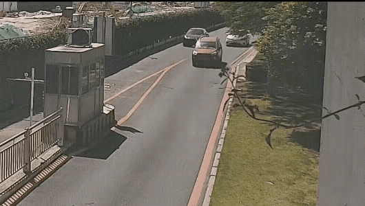 这么窄的路，你非要抢！“咯噔“黑白两车相撞，究竟是谁的责任？如果你是交通警察，请
