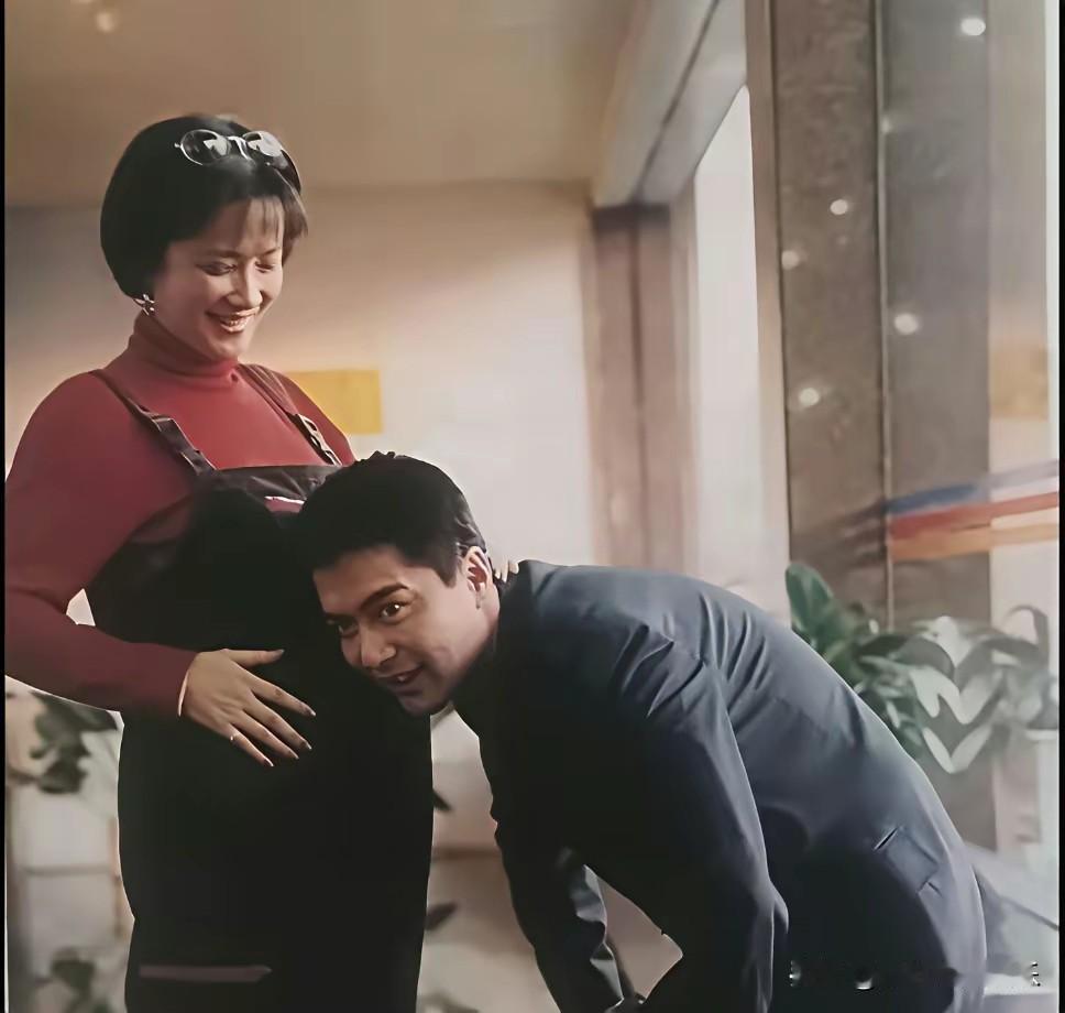 这是24年前何晴怀着许亚军孩子时拍的照片，当时何晴为了让肚子里的孩子长得更好，她