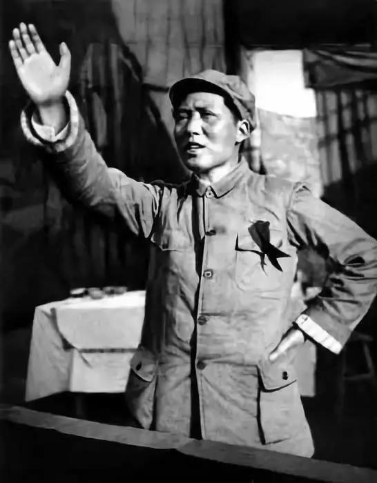 毛主席《论持久战》发表后，白崇禧总结了两句话，深得蒋介石赞同“委员长，这就是我