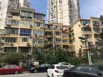 农民都是自己花钱翻建翻新房子，城市的老旧小区住户原拆原建就不能花钱了？城市里