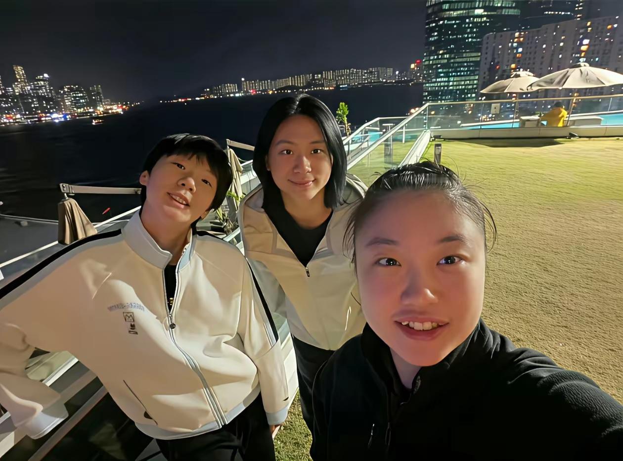 陈熠晚上发出这张合照！一觉醒来，发现曼昱昨晚夺冠后，陈熠发出和曼昱、徐奕的合影