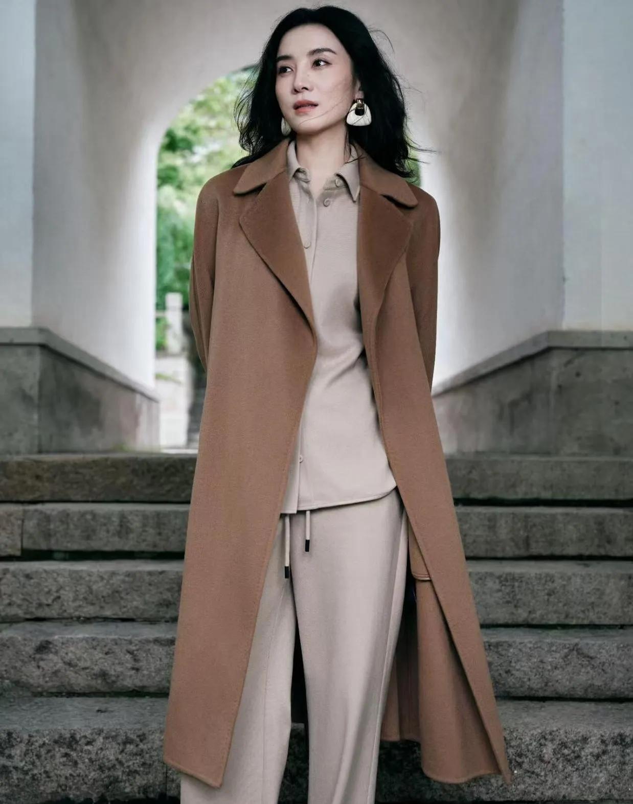 44岁宋佳这穿搭，气质真的杀疯了！驼色大衣配同色系浅杏套装，低饱和色系高级