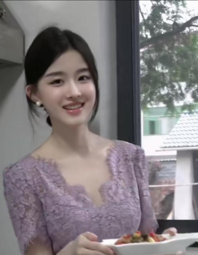文案这就是我的美女老婆，大家看看漂亮吗？不光长相清秀动人，还做得一手好菜