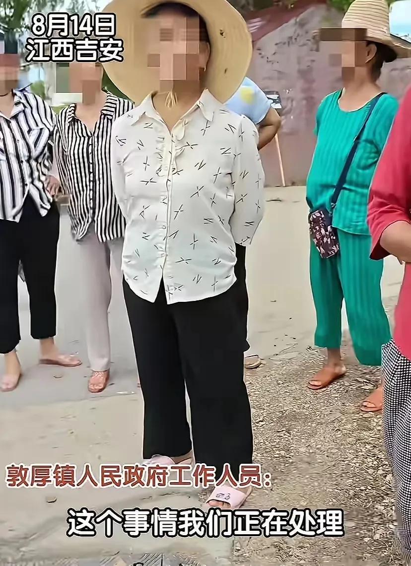 这下又出名了。之前上饶有“提灯定损”事件，这次吉安敦厚镇古村又出现村民用板凳拦路