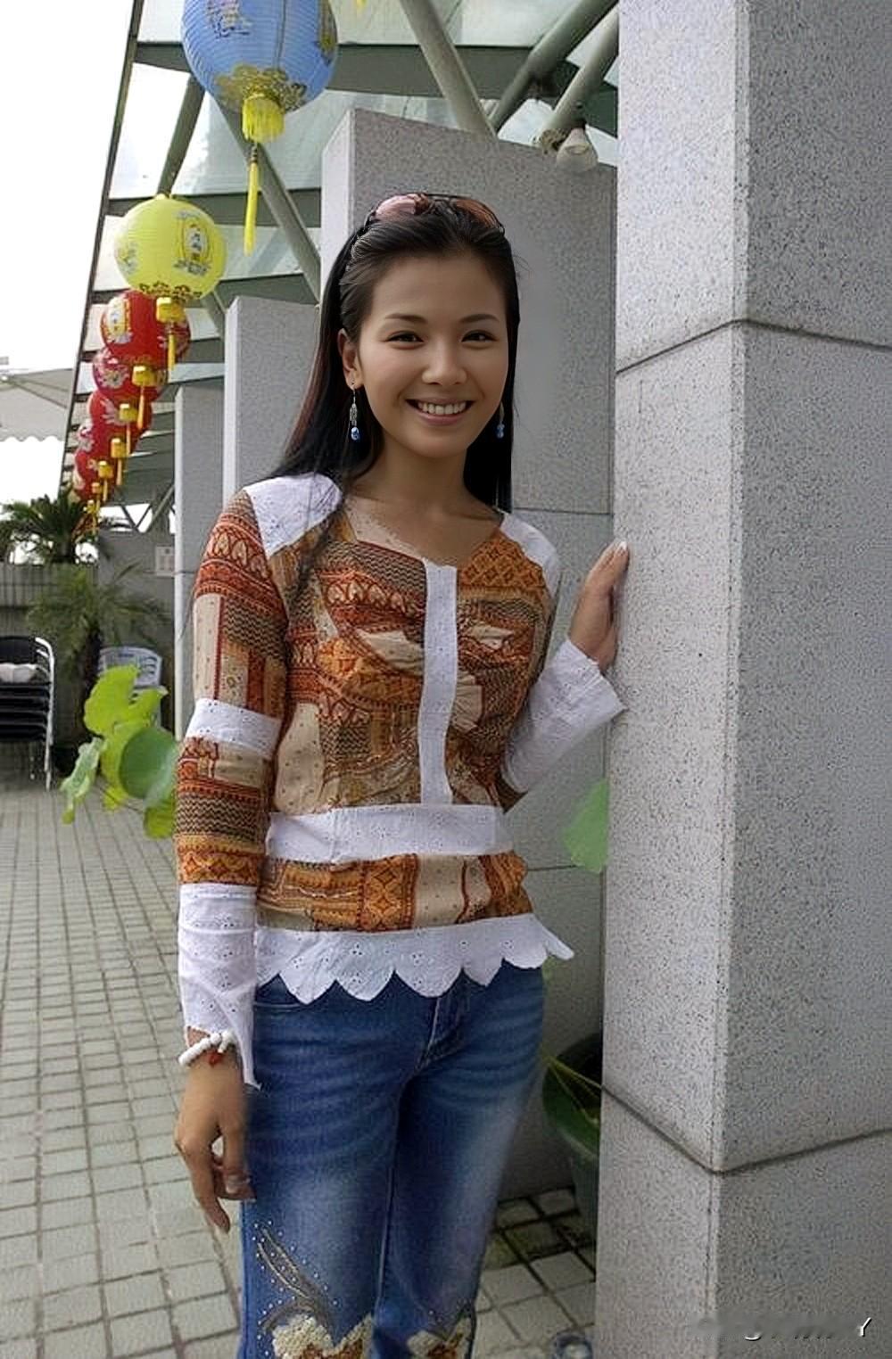 这是刘涛刚出道时的一张留影旧照，拍摄于2000年。彼时她22岁，笑容灿烂，清纯灵