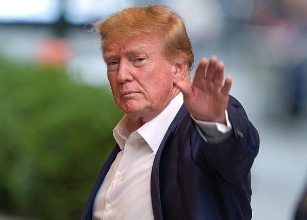 台湾的天彻底塌了当地时间2月16日，特朗普对记者表示：正在和中方讨论