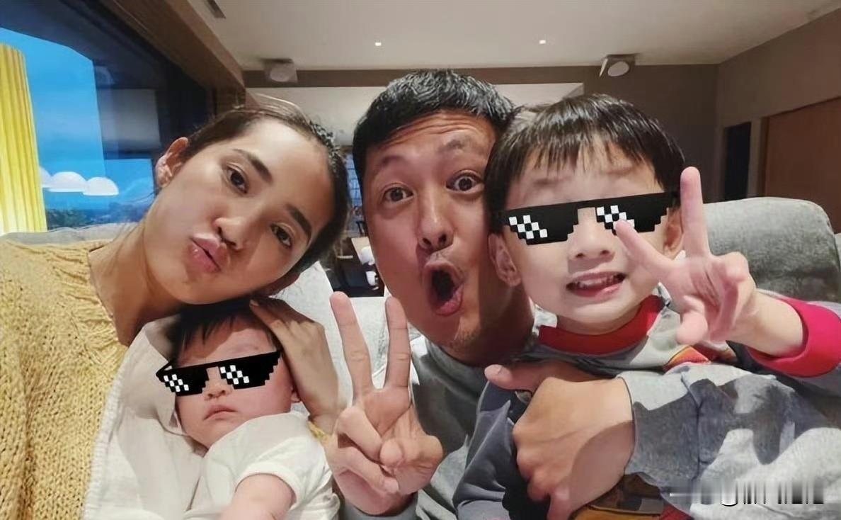 谁能想到，才刚刚官宣离婚没多久，余文乐和王棠云的近况直接看懵网友😯之前王棠云就带着小朋友飞到长沙，