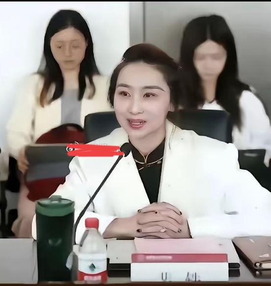 大家发现了没？北理工的裴轶教授，长得和奇葩说辩手傅首尔，非常的像，她们都是极