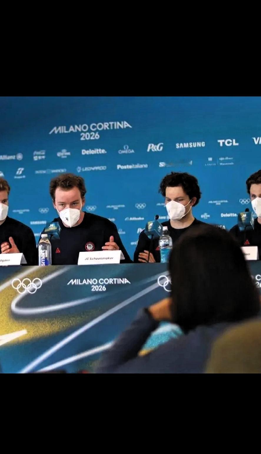 总觉得哪里不对！怪怪的！在意大利的米兰冬奥会记者会上，美国运动员全员戴口罩，是